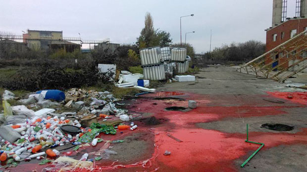 ЕКОЛОШКИ ИНЦИДЕНТ У ВРШЦУ: Изливене отровне хемикалије иза  фабрике Хемија-Бриксол